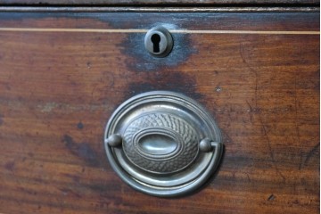 イギリスアンティーク　マホガニー材　象嵌(インレイ)細工と曲線美が魅力のチェスト　(R-087801)