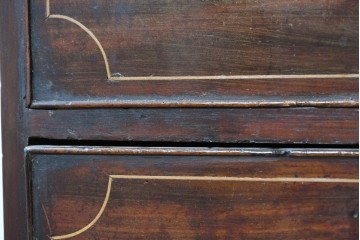 イギリスアンティーク　マホガニー材　象嵌(インレイ)細工と曲線美が魅力のチェスト　(R-087801)