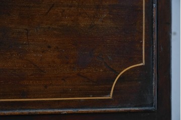 イギリスアンティーク　マホガニー材　象嵌(インレイ)細工と曲線美が魅力のチェスト　(R-087801)