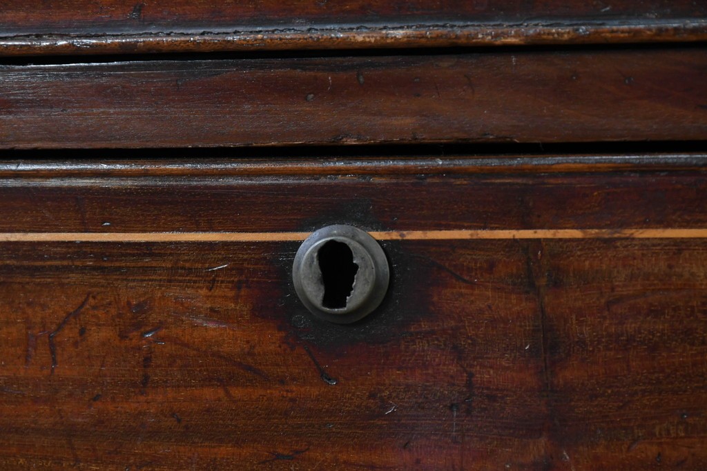 イギリスアンティーク　マホガニー材　象嵌(インレイ)細工と曲線美が魅力のチェスト　(R-087801)