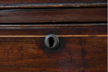 イギリスアンティーク　マホガニー材　象嵌(インレイ)細工と曲線美が魅力のチェスト　(R-087801)