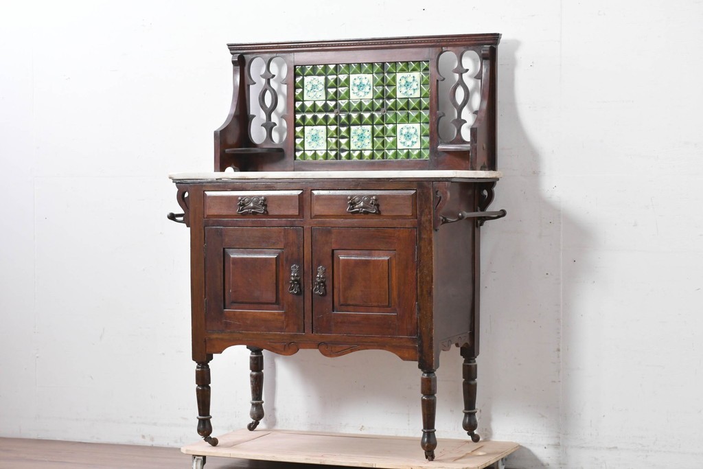 イギリスアンティーク　大理石天板　ウォールナット材　小振りサイズ　タイル装飾と透かし彫りが美しいウォッシュスタンド　(R-087802)