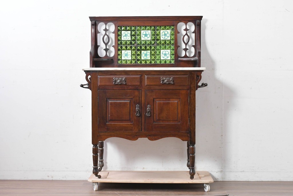 イギリスアンティーク　大理石天板　ウォールナット材　小振りサイズ　タイル装飾と透かし彫りが美しいウォッシュスタンド　(R-087802)