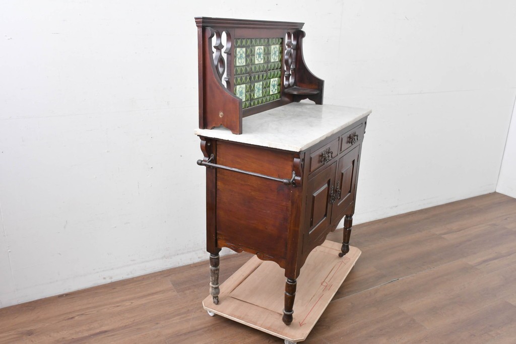 イギリスアンティーク　大理石天板　ウォールナット材　小振りサイズ　タイル装飾と透かし彫りが美しいウォッシュスタンド　(R-087802)