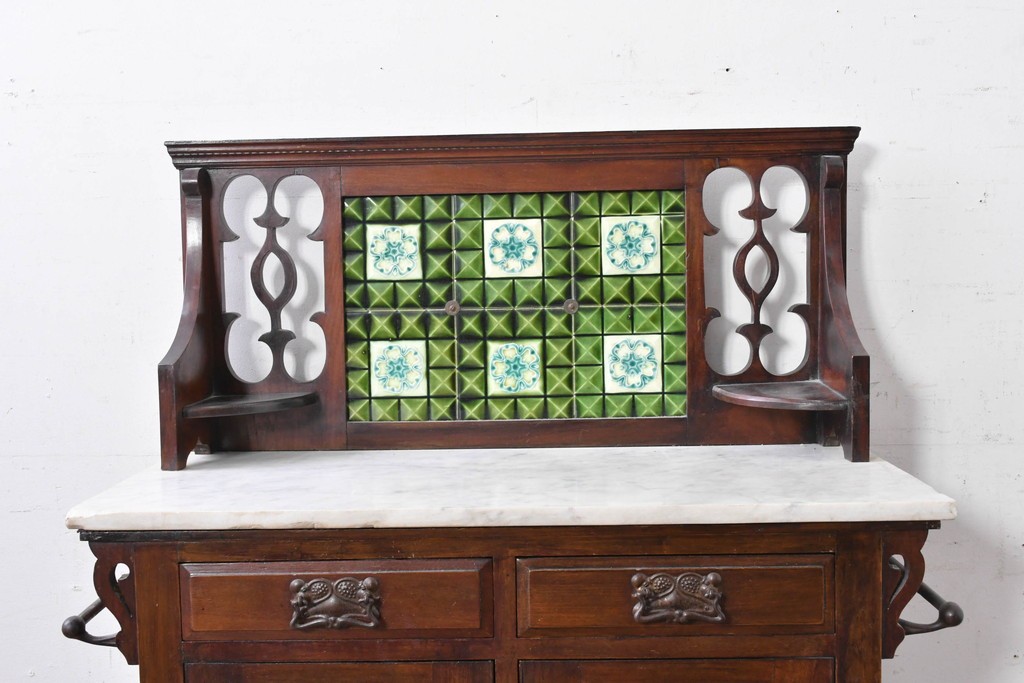 イギリスアンティーク　大理石天板　ウォールナット材　小振りサイズ　タイル装飾と透かし彫りが美しいウォッシュスタンド　(R-087802)