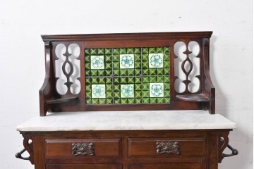 イギリスアンティーク　大理石天板　ウォールナット材　小振りサイズ　タイル装飾と透かし彫りが美しいウォッシュスタンド　(R-087802)