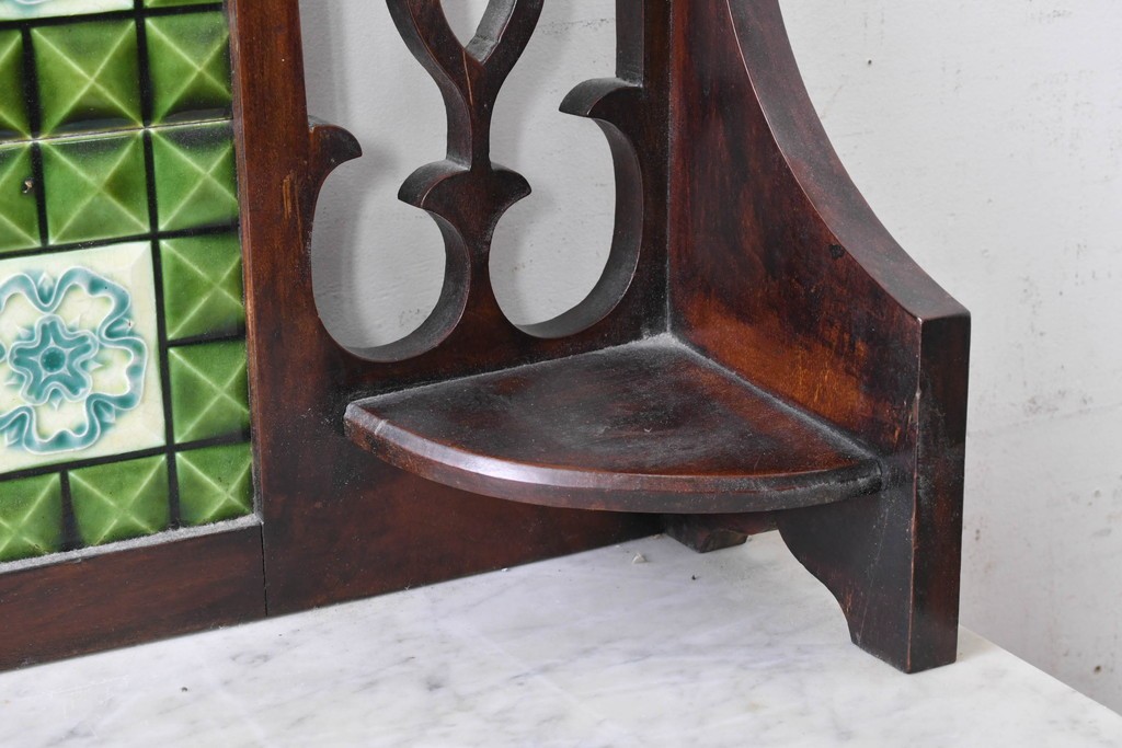 イギリスアンティーク　大理石天板　ウォールナット材　小振りサイズ　タイル装飾と透かし彫りが美しいウォッシュスタンド　(R-087802)