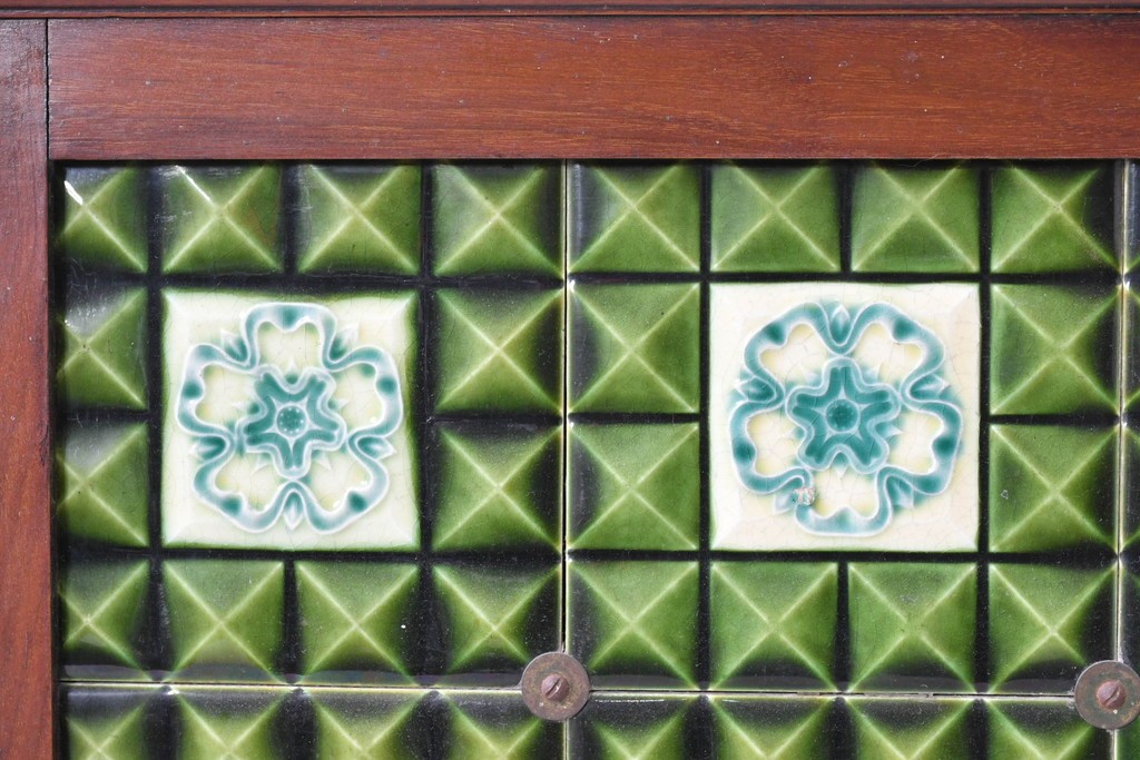 イギリスアンティーク　大理石天板　ウォールナット材　小振りサイズ　タイル装飾と透かし彫りが美しいウォッシュスタンド　(R-087802)