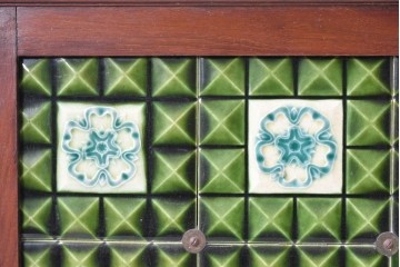 イギリスアンティーク　大理石天板　ウォールナット材　小振りサイズ　タイル装飾と透かし彫りが美しいウォッシュスタンド　(R-087802)