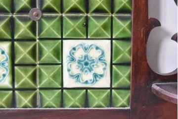 イギリスアンティーク　大理石天板　ウォールナット材　小振りサイズ　タイル装飾と透かし彫りが美しいウォッシュスタンド　(R-087802)