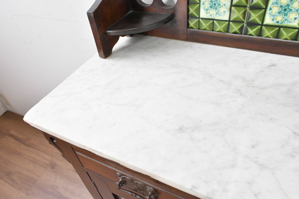 イギリスアンティーク　大理石天板　ウォールナット材　小振りサイズ　タイル装飾と透かし彫りが美しいウォッシュスタンド　(R-087802)