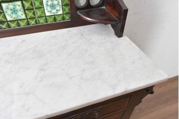 イギリスアンティーク　大理石天板　ウォールナット材　小振りサイズ　タイル装飾と透かし彫りが美しいウォッシュスタンド　(R-087802)