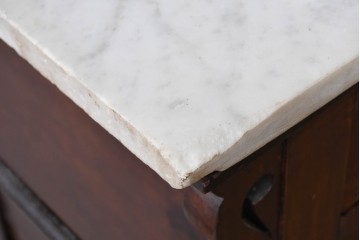 イギリスアンティーク　大理石天板　ウォールナット材　小振りサイズ　タイル装飾と透かし彫りが美しいウォッシュスタンド　(R-087802)