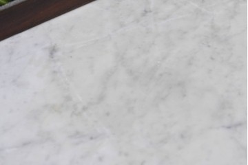 イギリスアンティーク　大理石天板　ウォールナット材　小振りサイズ　タイル装飾と透かし彫りが美しいウォッシュスタンド　(R-087802)