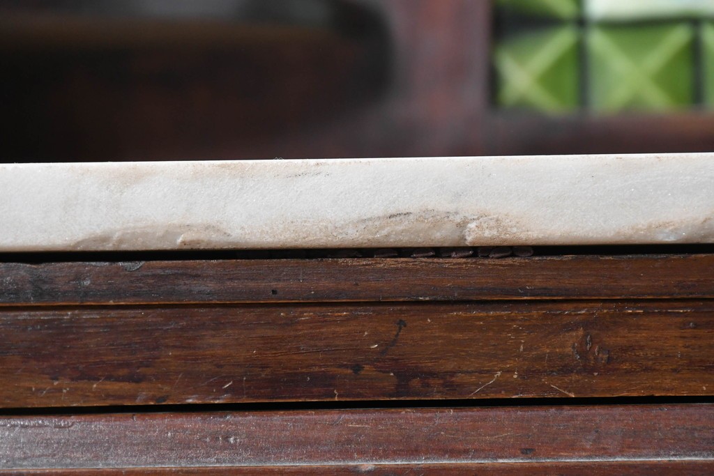 イギリスアンティーク　大理石天板　ウォールナット材　小振りサイズ　タイル装飾と透かし彫りが美しいウォッシュスタンド　(R-087802)