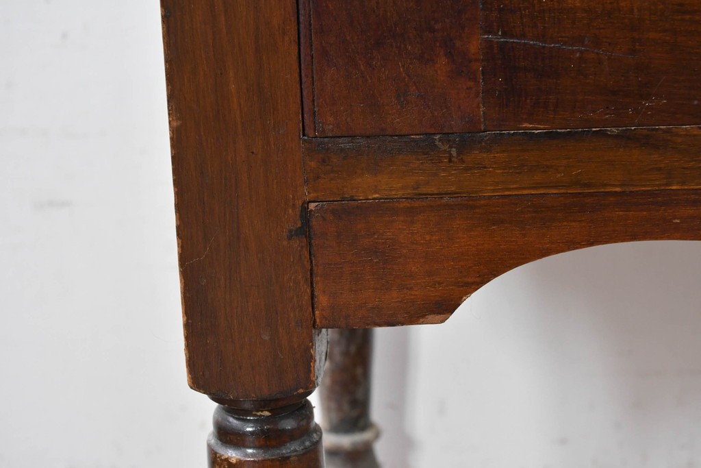 イギリスアンティーク　大理石天板　ウォールナット材　小振りサイズ　タイル装飾と透かし彫りが美しいウォッシュスタンド　(R-087802)