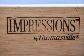 中古　美品　アメリカ　トーマスビル(Thomasville)　インプレッション(IMPRESSIONS)　クラシカルな意匠と収納力を兼ね備えたチェスト　(R-087803)