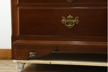 中古　美品　アメリカ　トーマスビル(Thomasville)　インプレッション(IMPRESSIONS)　クラシカルな意匠と収納力を兼ね備えたチェスト　(R-087803)