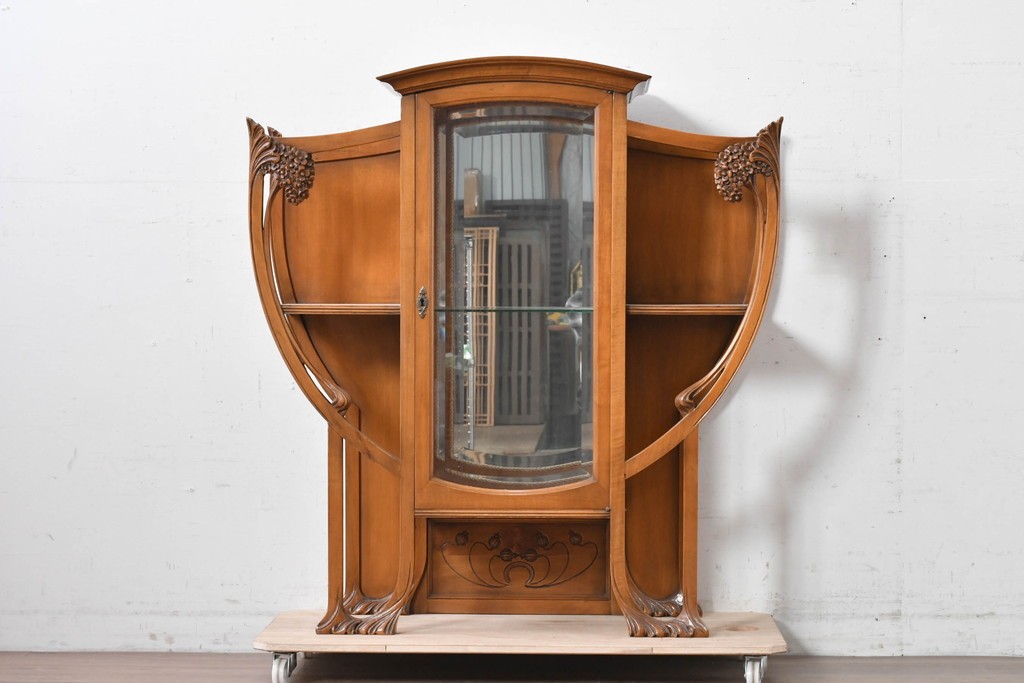 中古　美品　イタリア高級家具　メデア(Medea)　アールヌーヴォー様式　曲線美と彫刻装飾が際立つキャビネット　(R-087804)