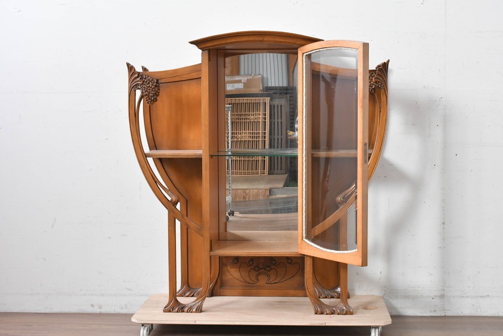 中古　美品　イタリア高級家具　メデア(Medea)　アールヌーヴォー様式　曲線美と彫刻装飾が際立つキャビネット　(R-087804)