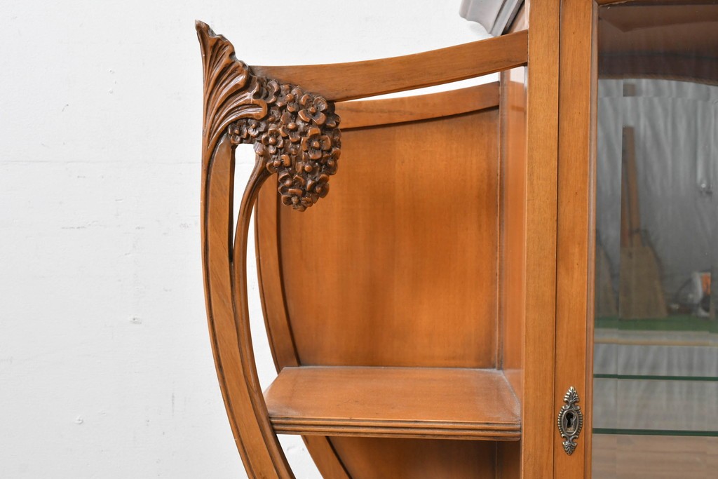 中古　美品　イタリア高級家具　メデア(Medea)　アールヌーヴォー様式　曲線美と彫刻装飾が際立つキャビネット　(R-087804)