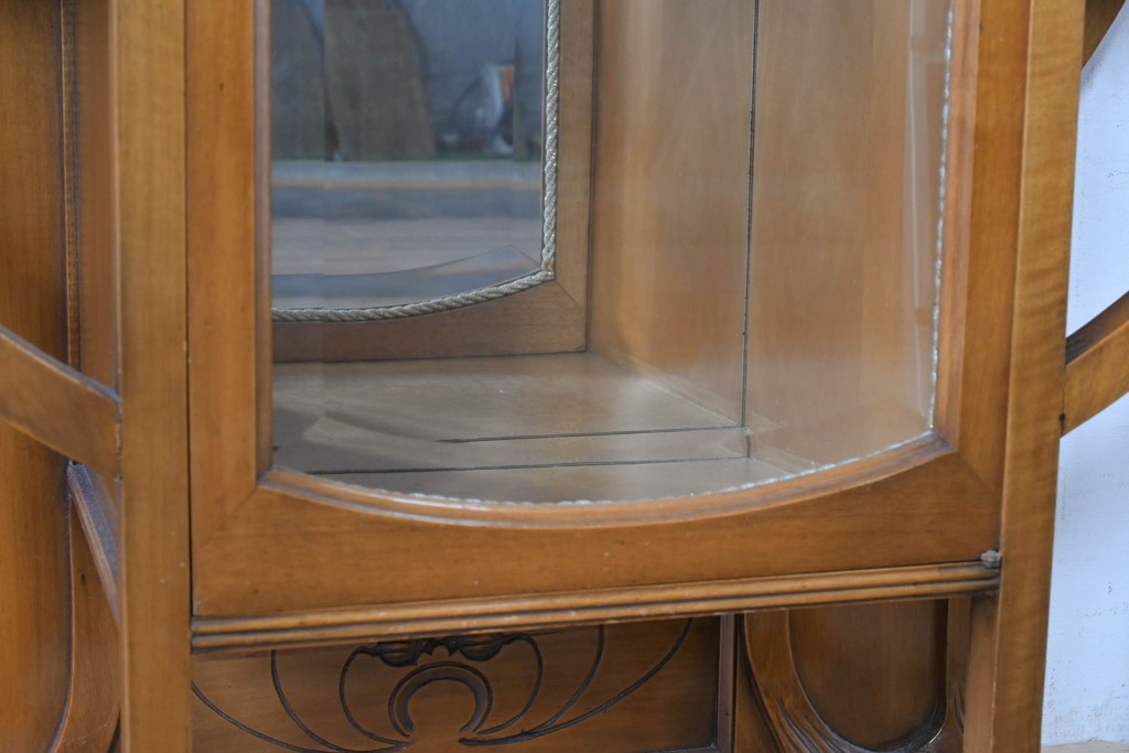 中古　美品　イタリア高級家具　メデア(Medea)　アールヌーヴォー様式　曲線美と彫刻装飾が際立つキャビネット　(R-087804)