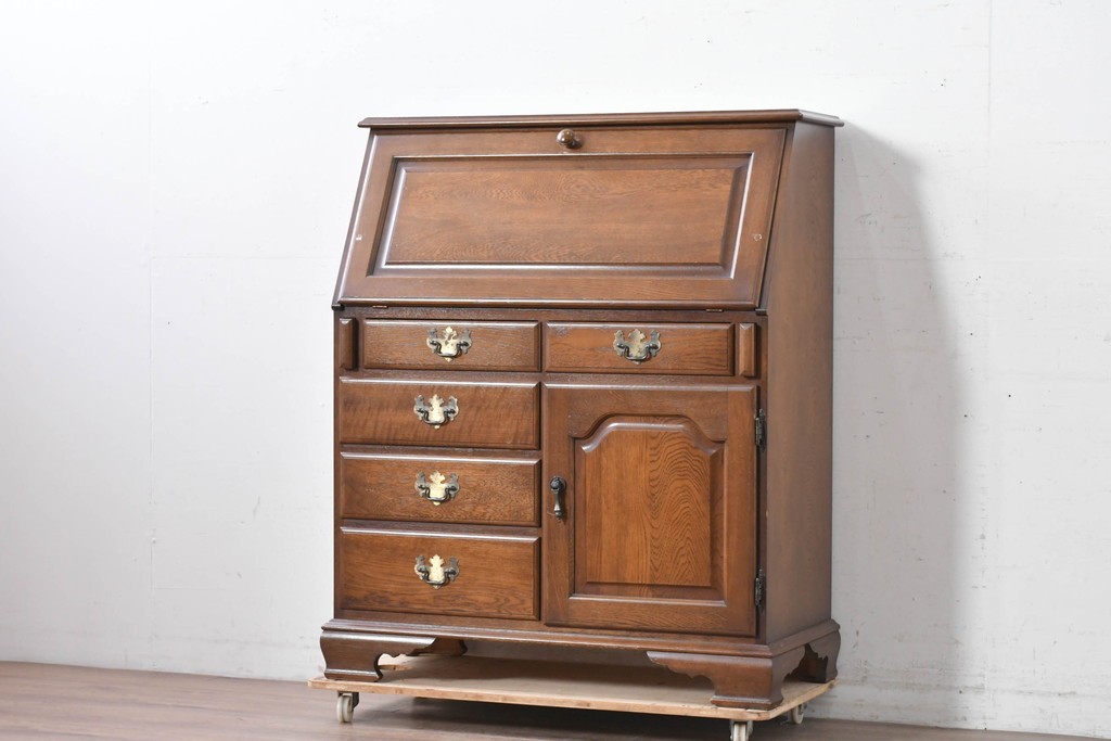 中古　横浜クラシック家具 ダニエル(Daniel)　希少カラー!　オーク材　装飾が美しいクラシカルなライティングビューロー　定価約55万円　(R-087805)