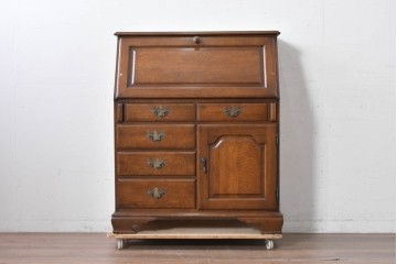 中古　横浜クラシック家具 ダニエル(Daniel)　希少カラー!　オーク材　装飾が美しいクラシカルなライティングビューロー　定価約55万円　(R-087805)