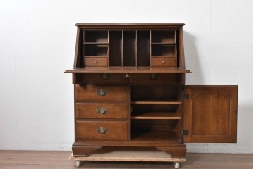 中古　横浜クラシック家具 ダニエル(Daniel)　希少カラー!　オーク材　装飾が美しいクラシカルなライティングビューロー　定価約55万円　(R-087805)