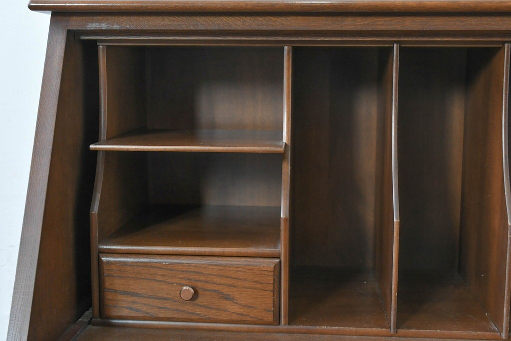 中古　横浜クラシック家具 ダニエル(Daniel)　希少カラー!　オーク材　装飾が美しいクラシカルなライティングビューロー　定価約55万円　(R-087805)