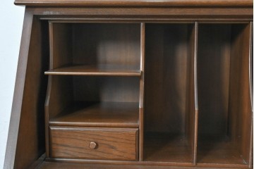 中古　横浜クラシック家具 ダニエル(Daniel)　希少カラー!　オーク材　装飾が美しいクラシカルなライティングビューロー　定価約55万円　(R-087805)