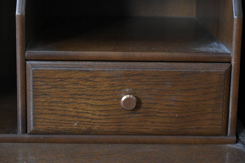 中古　横浜クラシック家具 ダニエル(Daniel)　希少カラー!　オーク材　装飾が美しいクラシカルなライティングビューロー　定価約55万円　(R-087805)