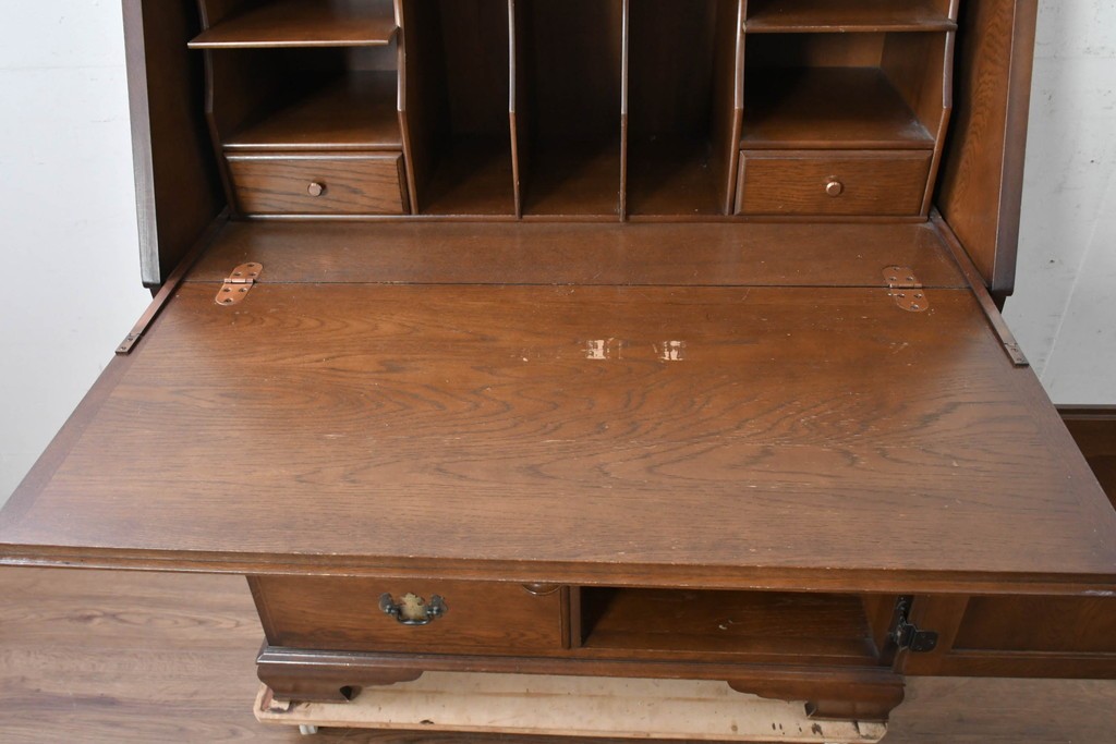 中古　横浜クラシック家具 ダニエル(Daniel)　希少カラー!　オーク材　装飾が美しいクラシカルなライティングビューロー　定価約55万円　(R-087805)