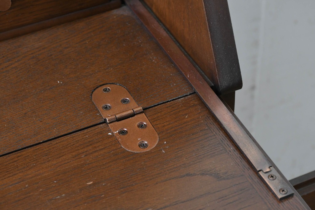 中古　横浜クラシック家具 ダニエル(Daniel)　希少カラー!　オーク材　装飾が美しいクラシカルなライティングビューロー　定価約55万円　(R-087805)