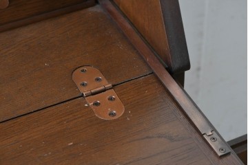 中古　横浜クラシック家具 ダニエル(Daniel)　希少カラー!　オーク材　装飾が美しいクラシカルなライティングビューロー　定価約55万円　(R-087805)