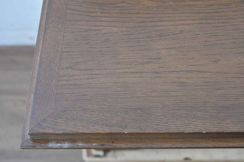 中古　横浜クラシック家具 ダニエル(Daniel)　希少カラー!　オーク材　装飾が美しいクラシカルなライティングビューロー　定価約55万円　(R-087805)