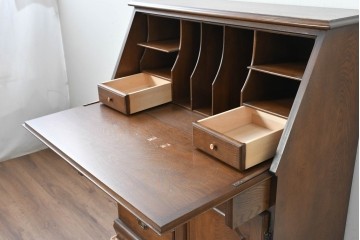 中古　横浜クラシック家具 ダニエル(Daniel)　希少カラー!　オーク材　装飾が美しいクラシカルなライティングビューロー　定価約55万円　(R-087805)