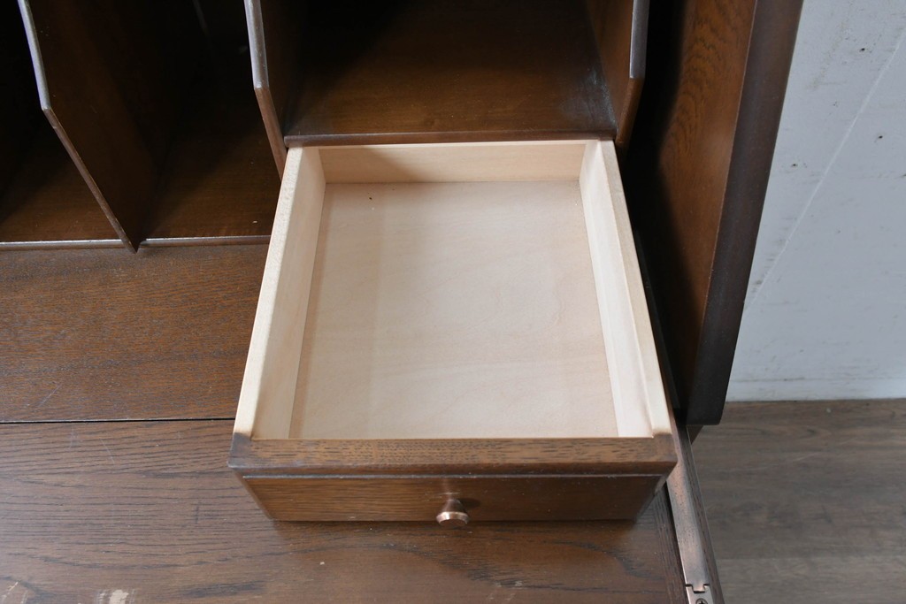 中古　横浜クラシック家具 ダニエル(Daniel)　希少カラー!　オーク材　装飾が美しいクラシカルなライティングビューロー　定価約55万円　(R-087805)