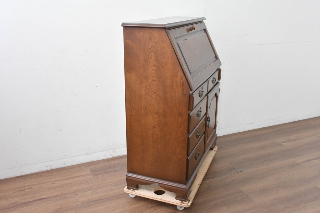 中古　横浜クラシック家具 ダニエル(Daniel)　希少カラー!　オーク材　装飾が美しいクラシカルなライティングビューロー　定価約55万円　(R-087805)