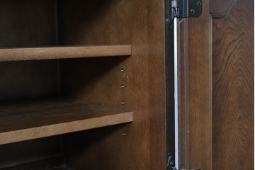 中古　横浜クラシック家具 ダニエル(Daniel)　希少カラー!　オーク材　装飾が美しいクラシカルなライティングビューロー　定価約55万円　(R-087805)