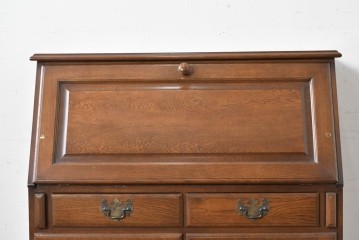 中古　横浜クラシック家具 ダニエル(Daniel)　希少カラー!　オーク材　装飾が美しいクラシカルなライティングビューロー　定価約55万円　(R-087805)