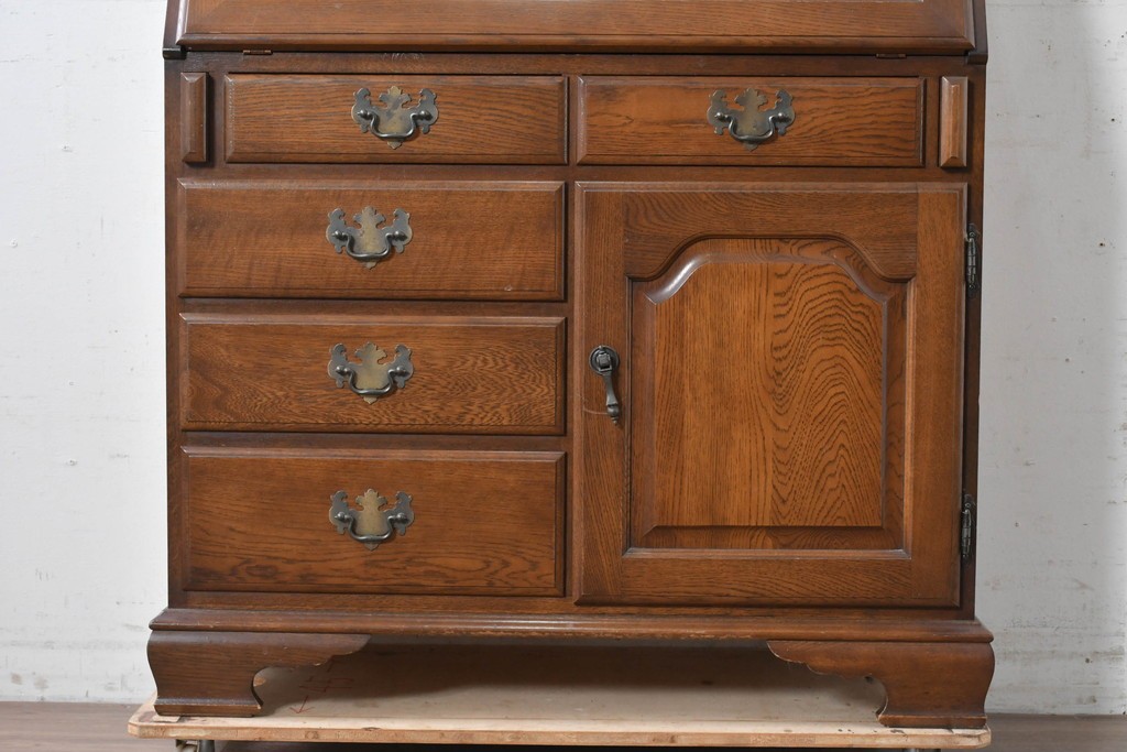 中古　横浜クラシック家具 ダニエル(Daniel)　希少カラー!　オーク材　装飾が美しいクラシカルなライティングビューロー　定価約55万円　(R-087805)