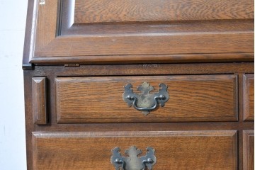 中古　横浜クラシック家具 ダニエル(Daniel)　希少カラー!　オーク材　装飾が美しいクラシカルなライティングビューロー　定価約55万円　(R-087805)