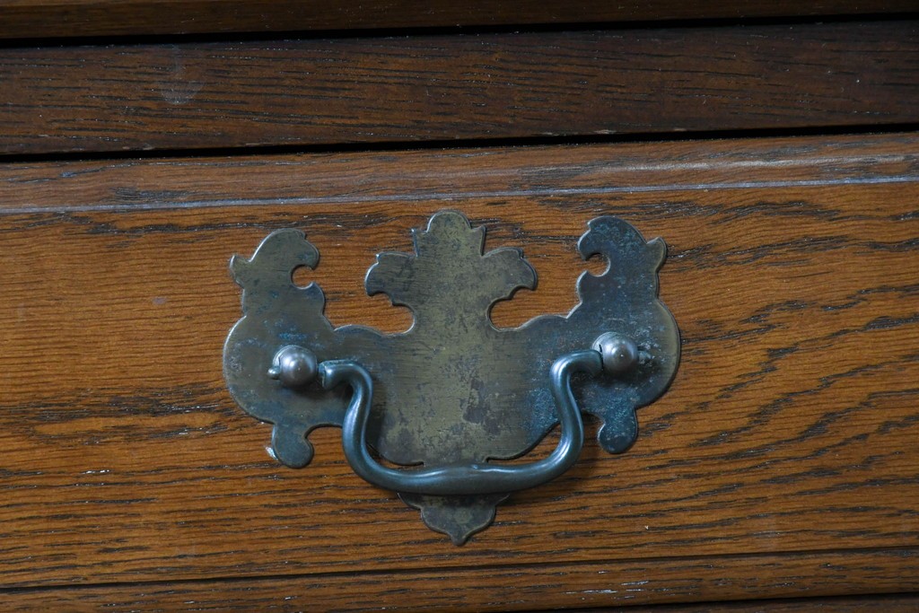 中古　横浜クラシック家具 ダニエル(Daniel)　希少カラー!　オーク材　装飾が美しいクラシカルなライティングビューロー　定価約55万円　(R-087805)