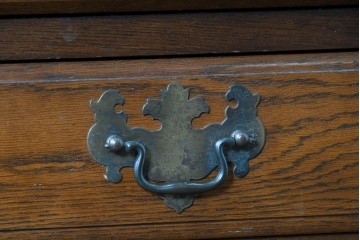 中古　横浜クラシック家具 ダニエル(Daniel)　希少カラー!　オーク材　装飾が美しいクラシカルなライティングビューロー　定価約55万円　(R-087805)