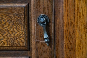 中古　横浜クラシック家具 ダニエル(Daniel)　希少カラー!　オーク材　装飾が美しいクラシカルなライティングビューロー　定価約55万円　(R-087805)