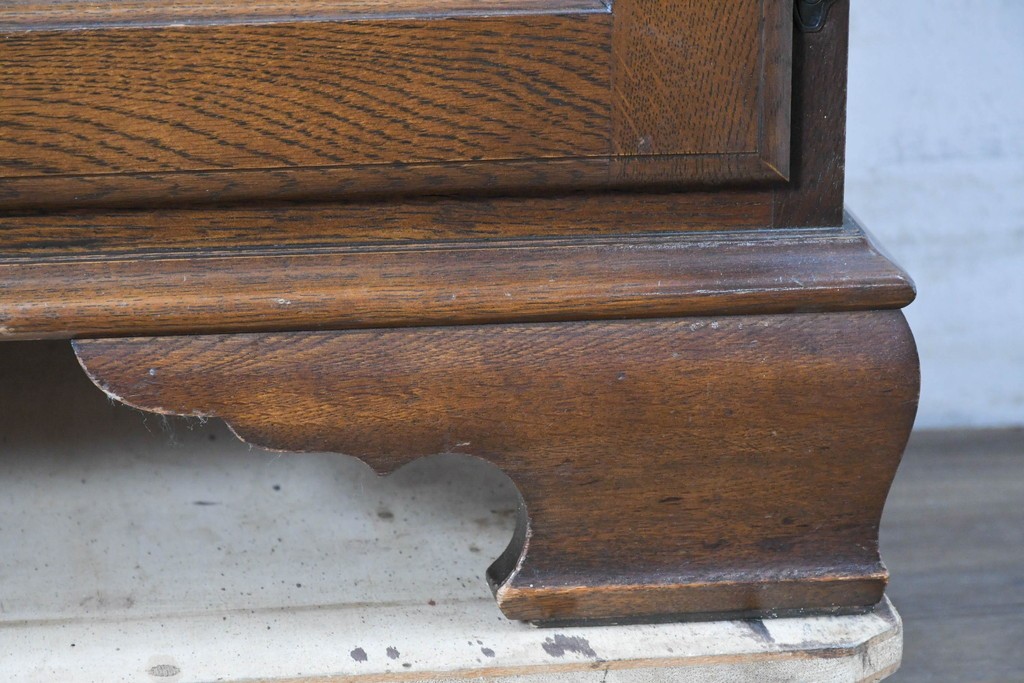 中古　横浜クラシック家具 ダニエル(Daniel)　希少カラー!　オーク材　装飾が美しいクラシカルなライティングビューロー　定価約55万円　(R-087805)