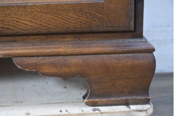 中古　横浜クラシック家具 ダニエル(Daniel)　希少カラー!　オーク材　装飾が美しいクラシカルなライティングビューロー　定価約55万円　(R-087805)