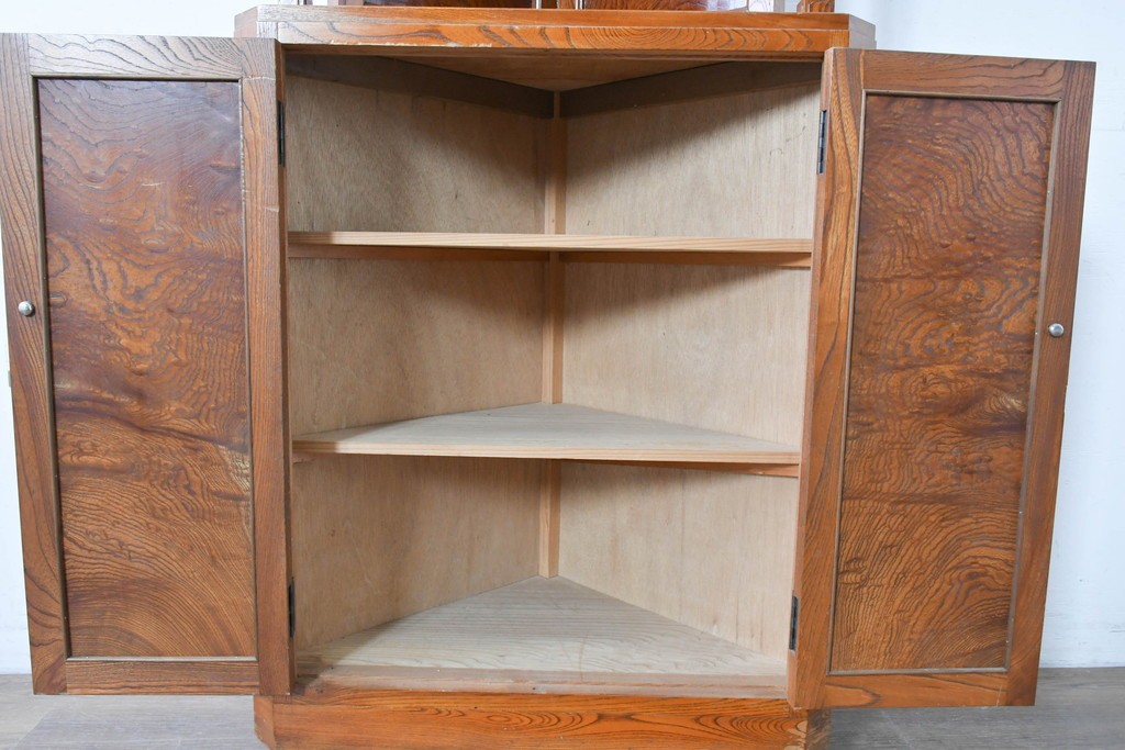 和製アンティーク　上手物!　高級品　欅(ケヤキ)材　上質な杢目が目を引く古い洋館のコーナーキャビネット　(R-087806)