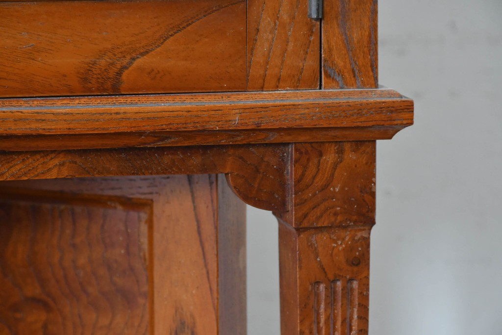 和製アンティーク　上手物!　高級品　欅(ケヤキ)材　上質な杢目が目を引く古い洋館のコーナーキャビネット　(R-087806)